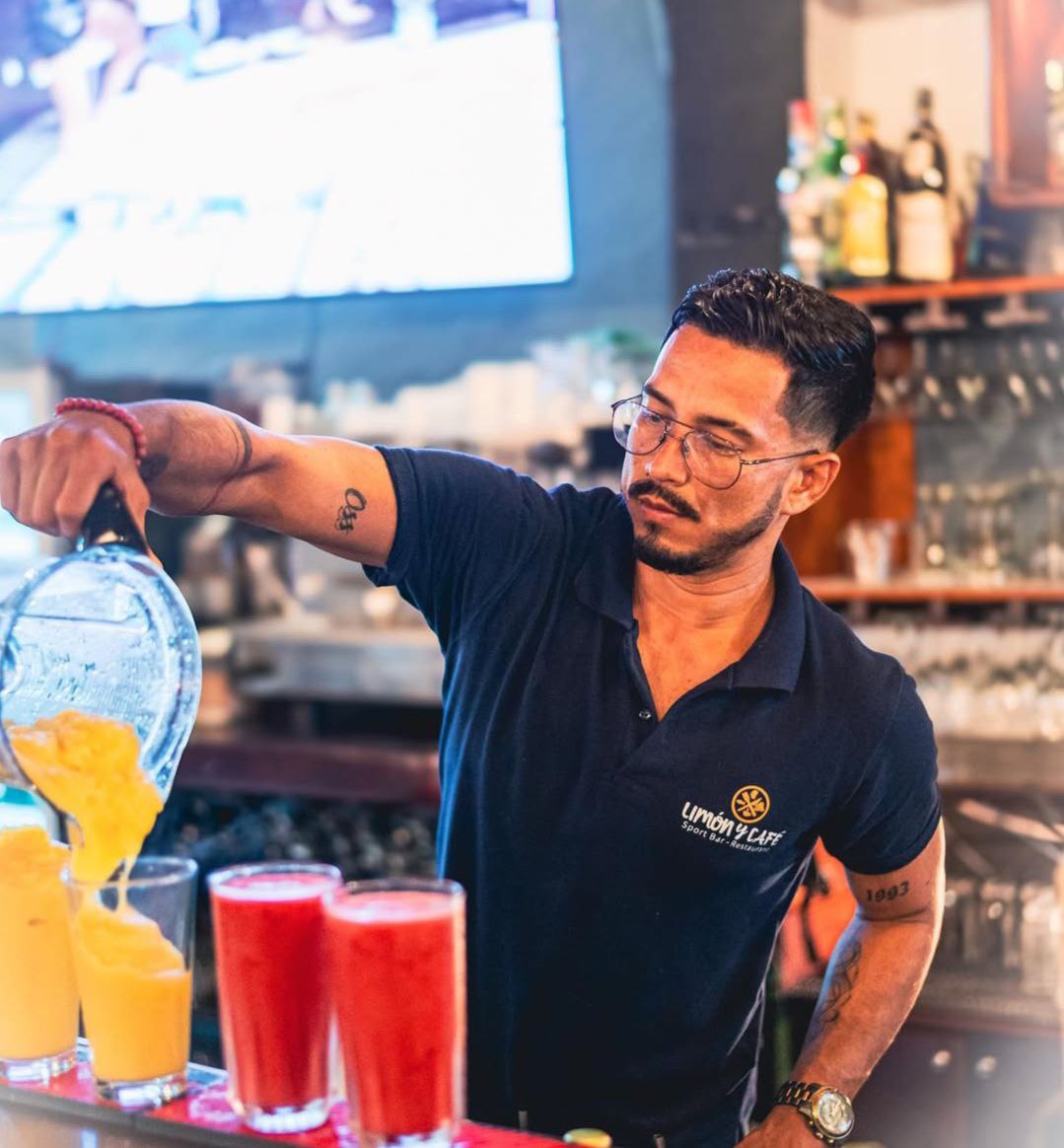 Bartender profesional preparando bebidas artesanales