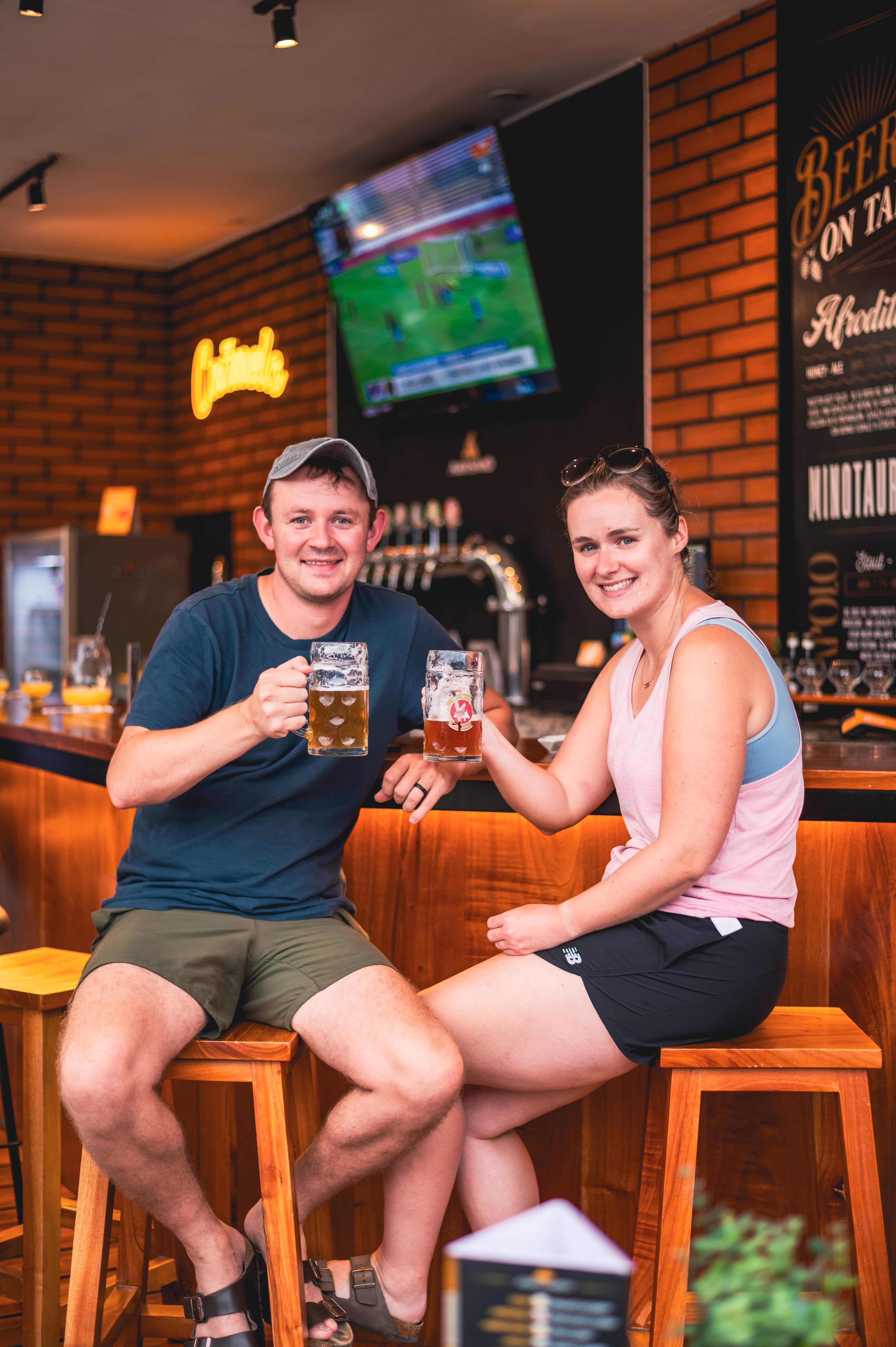 Clientes disfrutando de cervezas en el sports bar