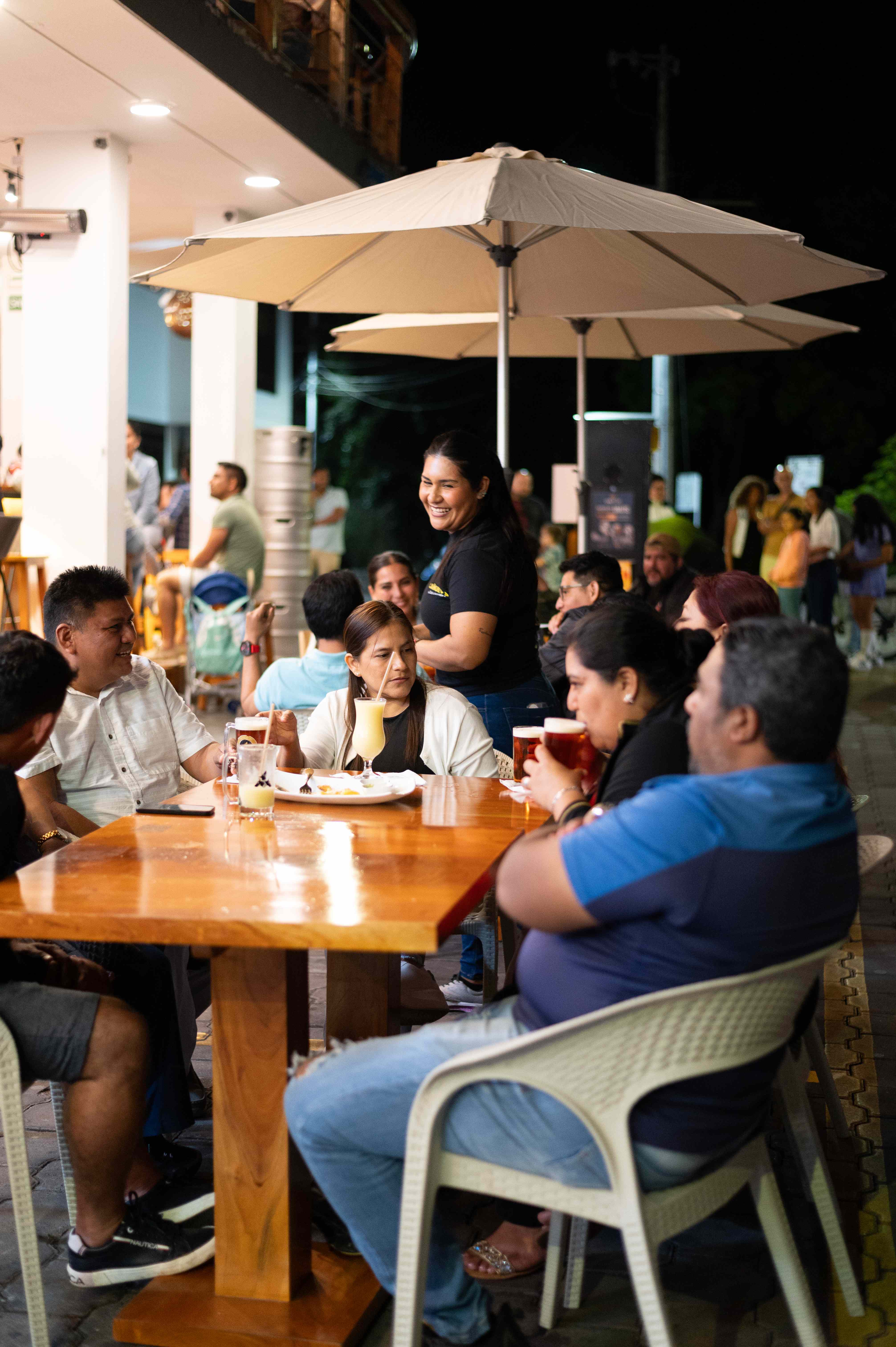 Amigos y familia disfrutando en la terraza