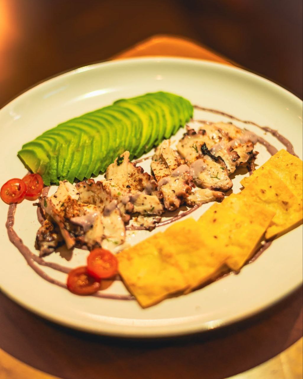 Plato gourmet de Limón & Café con aguacate, proteína grillada y acompañamientos frescos